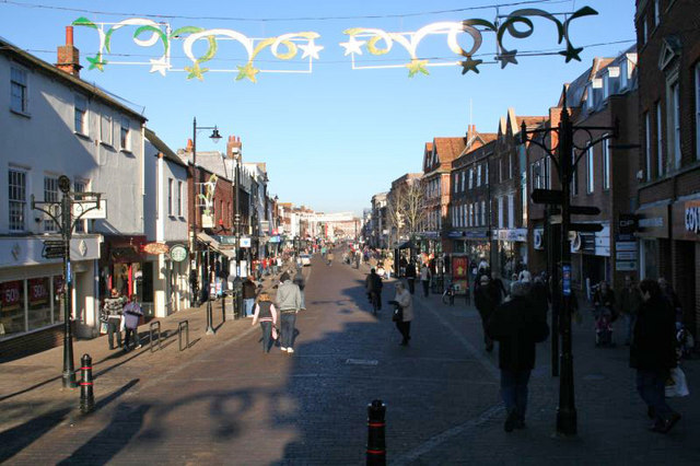 Christmas shopping © Bill Nicholls cc-by-sa/2.0 :: Geograph Britain and