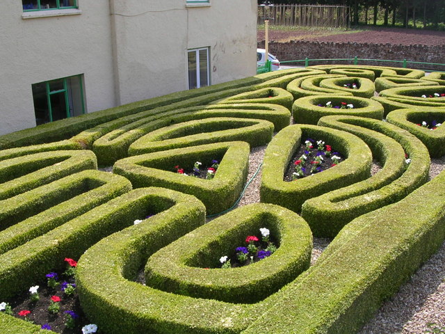 square garden maze