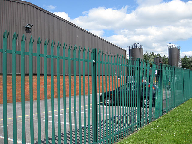 Strong fencing \u00a9 Pauline E cc-by-sa\/2.0 :: Geograph Britain and Ireland