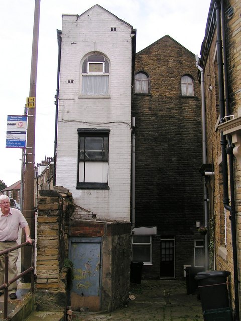 The Ginnel (passageway) leading to Lower... © Michael Steele cc-by-sa/2.0 :: Geograph Britain ...