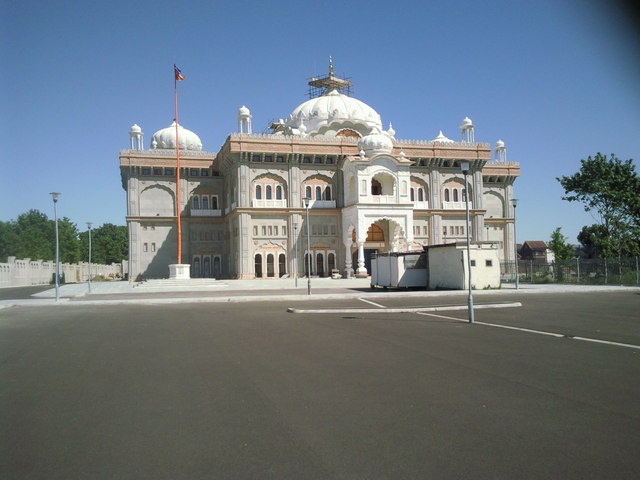 Gravesend Sikh Temple © Marathon cc-by-sa/2.0 :: Geograph Britain and