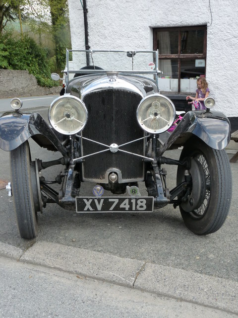 SH8514 Old Bentley outside the Red Lion Dinas Mawddwy