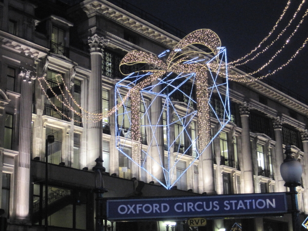 Christmas Decorations, Oxford Circus © Les Hull cc-by-sa/2.0