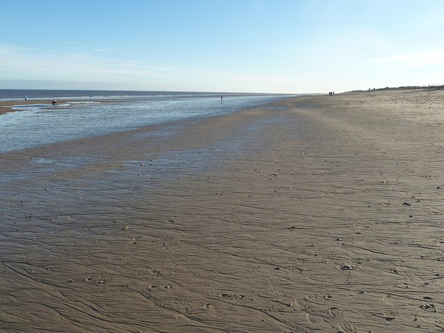 skegness-beach-view-southwards-rob-farrow-cc-by-sa-2-0-geograph