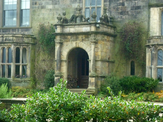 Original entrance to Farnley Hall © John Sparshatt cc-by-sa/2.0