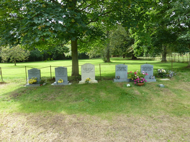 St Thomas Becket Pulham Churchyard Basher Eyre Cc By Sa