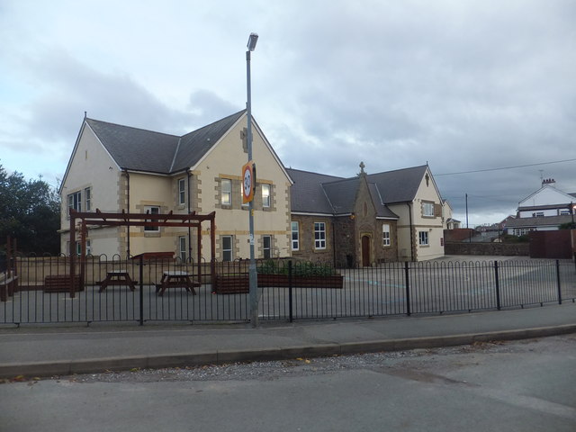 st-john-the-baptist-primary-school-richard-hoare-cc-by-sa-2-0-geograph-britain-and-ireland