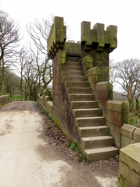 Castellation On Railway Bridge Phil And Juliette Platt Cc By Sa