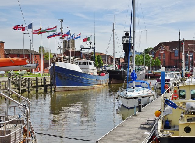 hull-marina-kingston-upon-hull-bernard-sharp-cc-by-sa-2-0