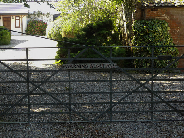 Warning Sign On Gate David Pashley Cc By Sa 2 0 Geograph Britain