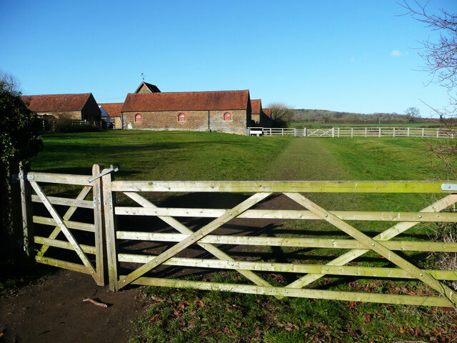 Footpath At Church Farm Aldbury Humphrey Bolton Cc By Sa 2 0