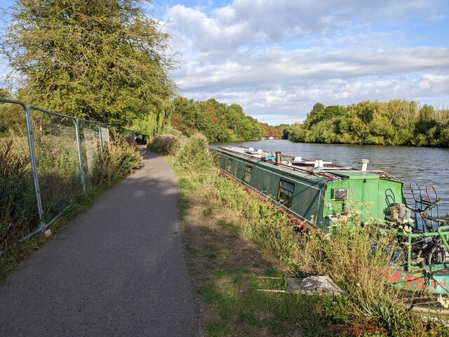 Moored On The Banks Of The Thames Rob Purvis Cc By Sa 2 0