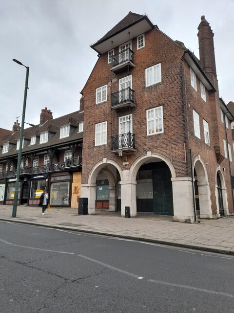 Shops On Finchley Road Temple Fortune David Howard Cc By Sa