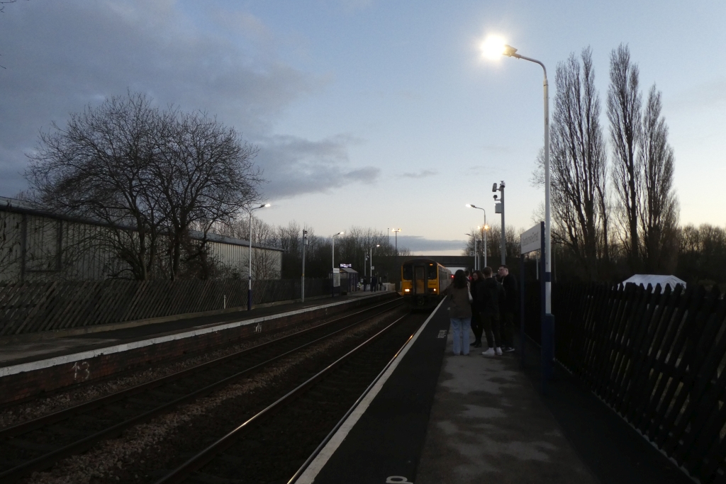 Train Approaching Platform 2 DS Pugh Cc By Sa 2 0 Geograph Britain