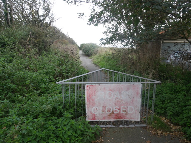 Former Beach Road With Closed Sign David Pashley Cc By Sa 2 0