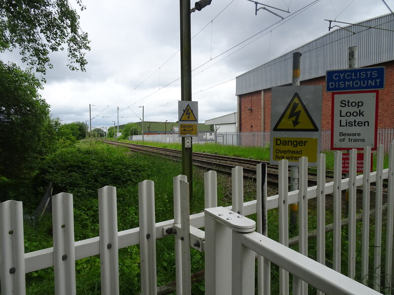 Railway Crossing Gordon Griffiths Cc By Sa 2 0 Geograph Britain