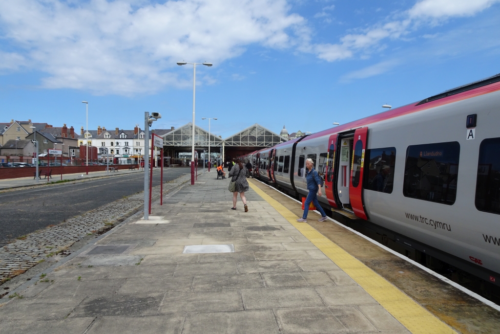 Four Car Train Arriving At Llandudno DS Pugh Cc By Sa 2 0 Geograph