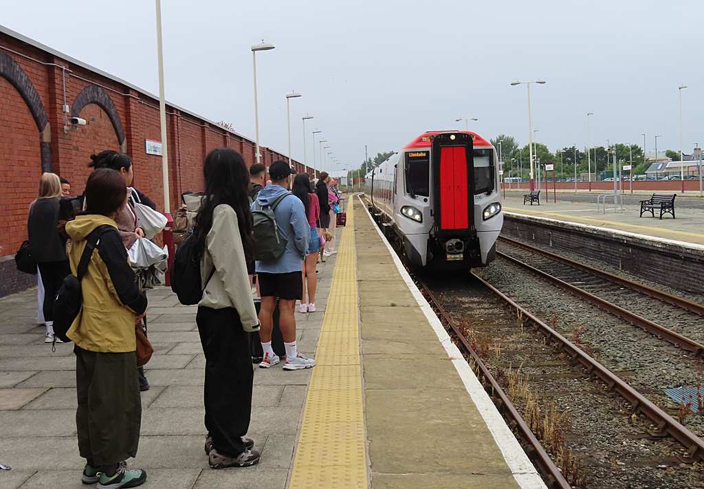 Train Approaching Llandudno Anne Burgess Cc By Sa Geograph