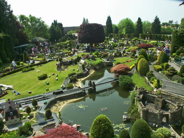 Bekonscot Model Village (C) Peter Roberts :: Geograph Britain and 