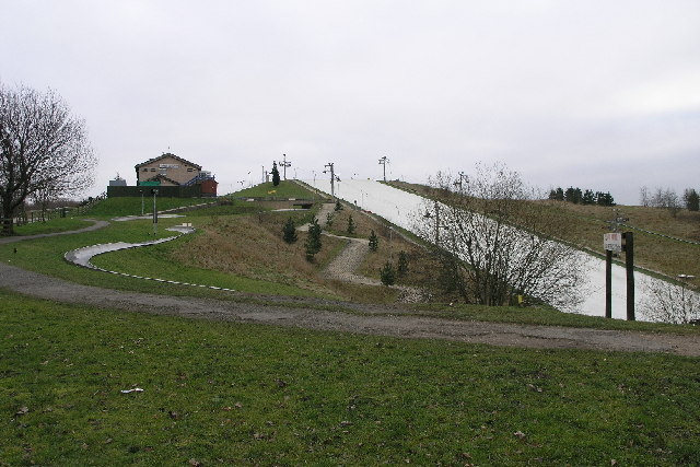 dry-ski-slope-michael-patterson-cc-by-sa-2-0-geograph-britain-and-ireland