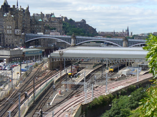 edinburgh-waverley-station-colin-smith-cc-by-sa-2-0-geograph