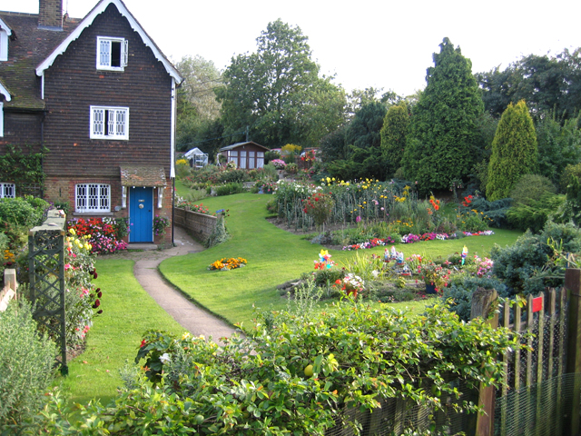 TQ6053 : An English country garden, Plaxtol, Kent