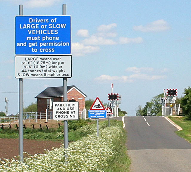 signs-at-the-level-crossing-kate-jewell-geograph-britain-and-ireland