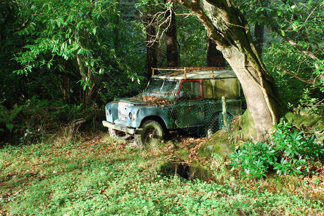 Hen Land Rover ar Lan Afon Dwyfach Old Land Rover beside Afon Dwyfach