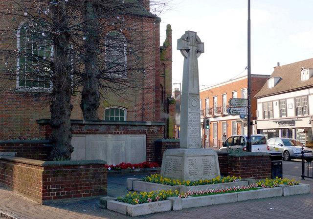 TQ6794 : Billericay War Memorial, junction of Chapel Street and High Street