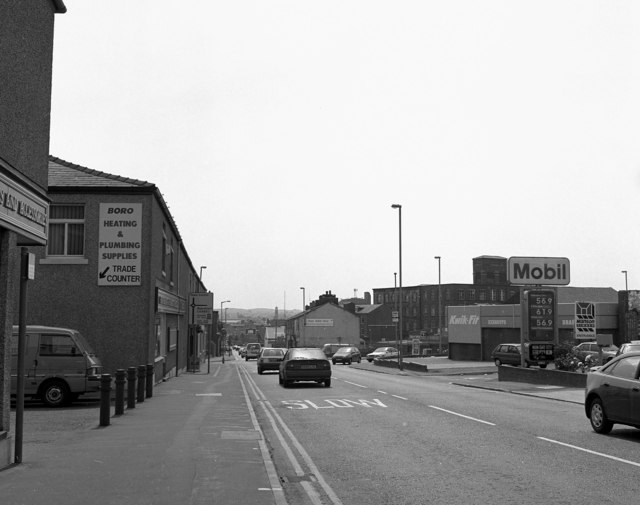 Whitworth Road, Rochdale © Dr Neil Clifton ccbysa/2.0 Geograph