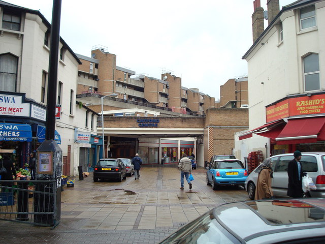 catford-shopping-centre-london-se6-stacey-harris-geograph-britain