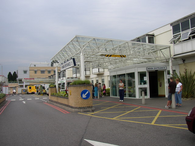 frimley-park-hospital-main-entrance-roger-geograph-britain-and-ireland