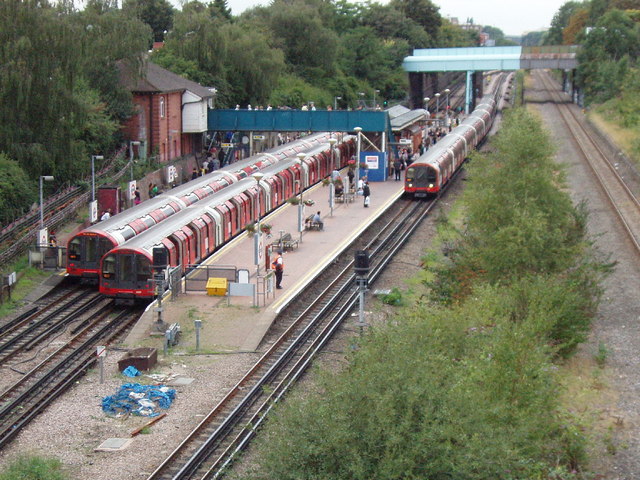 The central line splits to Ealing Broadway and Ruislip lines beyond this 