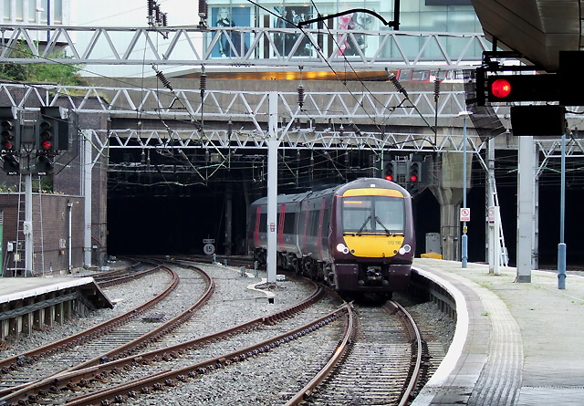 train-entering-birmingham-new-street-roger-kidd-cc-by-sa-2-0