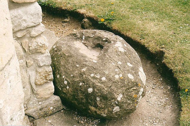 Ancient egg. Камень Омфалос. Омфалос в Дельфах. Змея, обвивающая Омфалос (Дельфийский пуп);. Омфалос рядом с человеком.