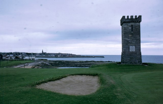 Anstruther golf course and war memorial © Sarah Charlesworth cc-by-sa/2 ...