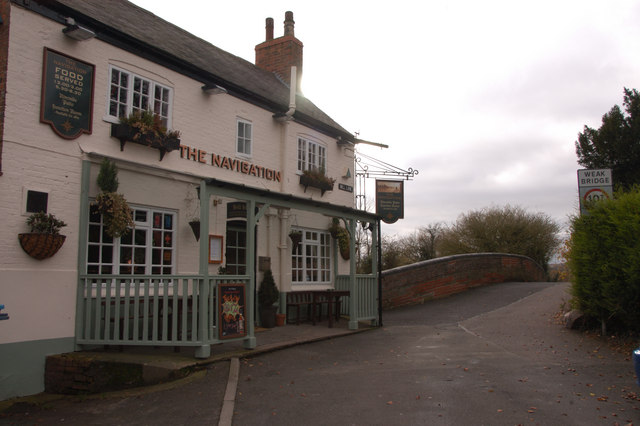 Navigation Inn and bridge over Grand Union Canal