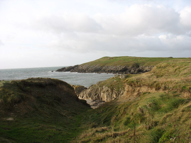 An indentation in the coastline on the south side of Porth Trecastell