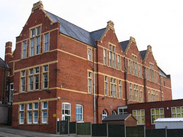 Chesterfield - Manor Centre © Dave Bevis cc-by-sa/2.0 :: Geograph ...