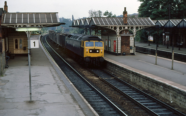 Elstree Station © Martin Addison cc-by-sa/2.0 :: Geograph Britain and ...