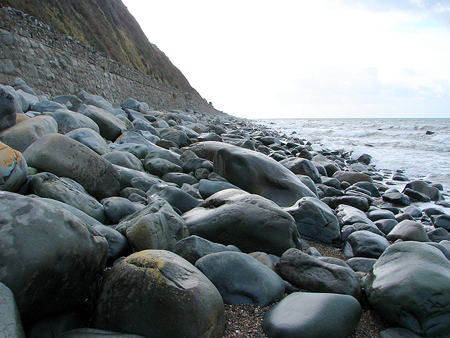 Boulders on the foreshore beneath Harlech Cliff