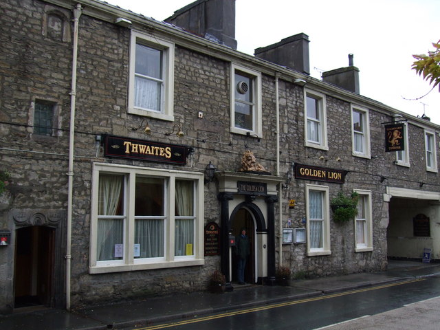 The Golden Lion, Settle © Adie Jackson cc-by-sa/2.0 :: Geograph Britain