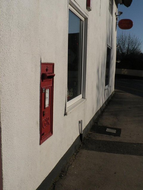 Milborne St. Andrew: postbox № DT11 96