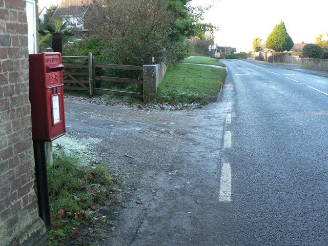 Spetisbury: postbox № DT11 106