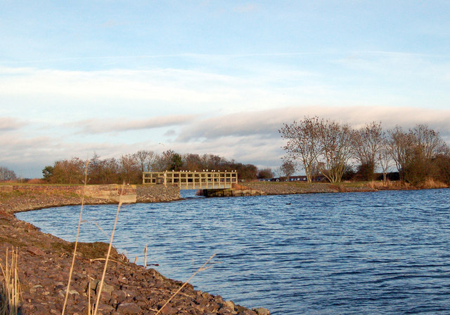 Footbridge, Napton Reservoir © Andy F cc-by-sa/2.0 :: Geograph Britain ...