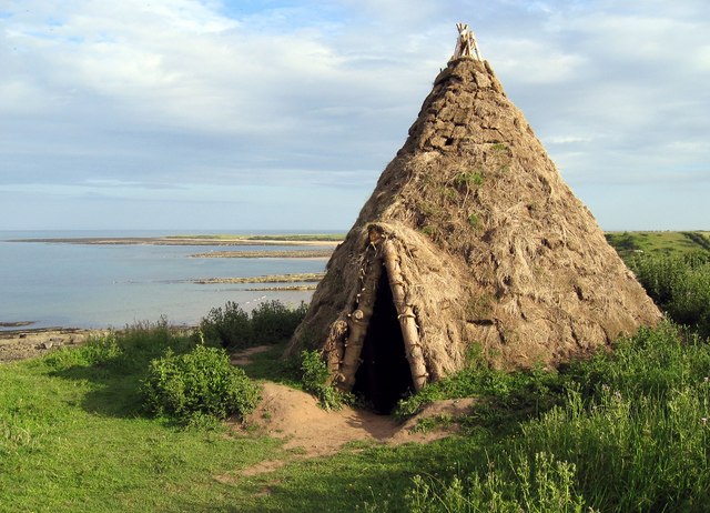 reconstructed-mesolithic-round-house-andrew-curtis-cc-by-sa-2-0