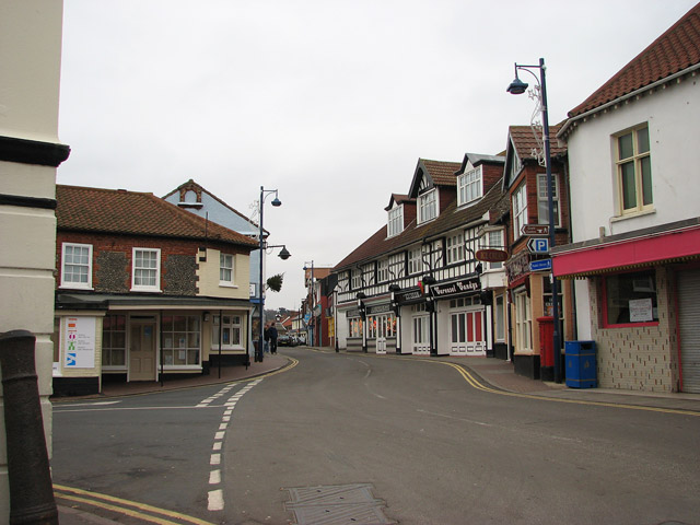 High Street past shops and amusement... © Evelyn Simak cc-by-sa/2.0 ...