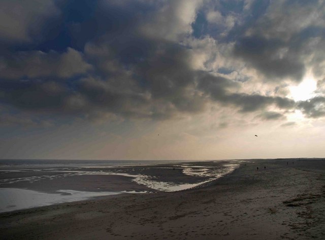 Skegness kites © Steve Fareham cc-by-sa/2.0 :: Geograph Britain and Ireland