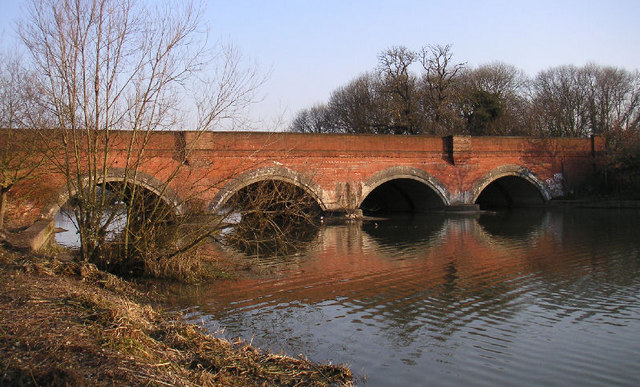 Railway bridge over River Mole