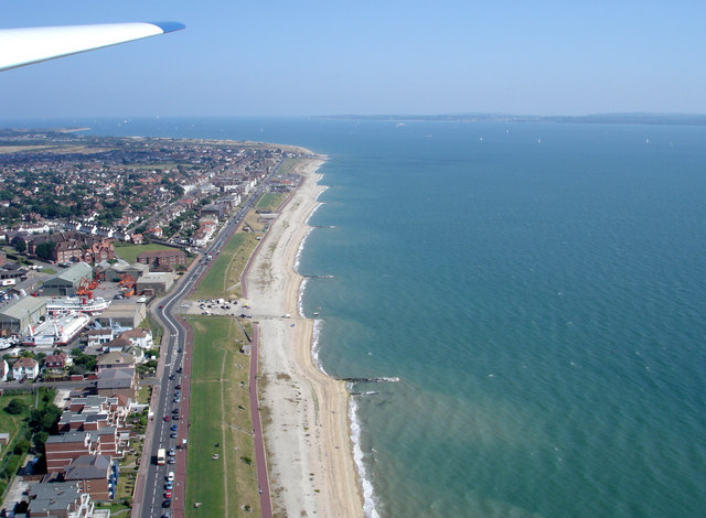 Lee on Solent Beach © Kevin Legg cc-by-sa/2.0 :: Geograph Britain and ...